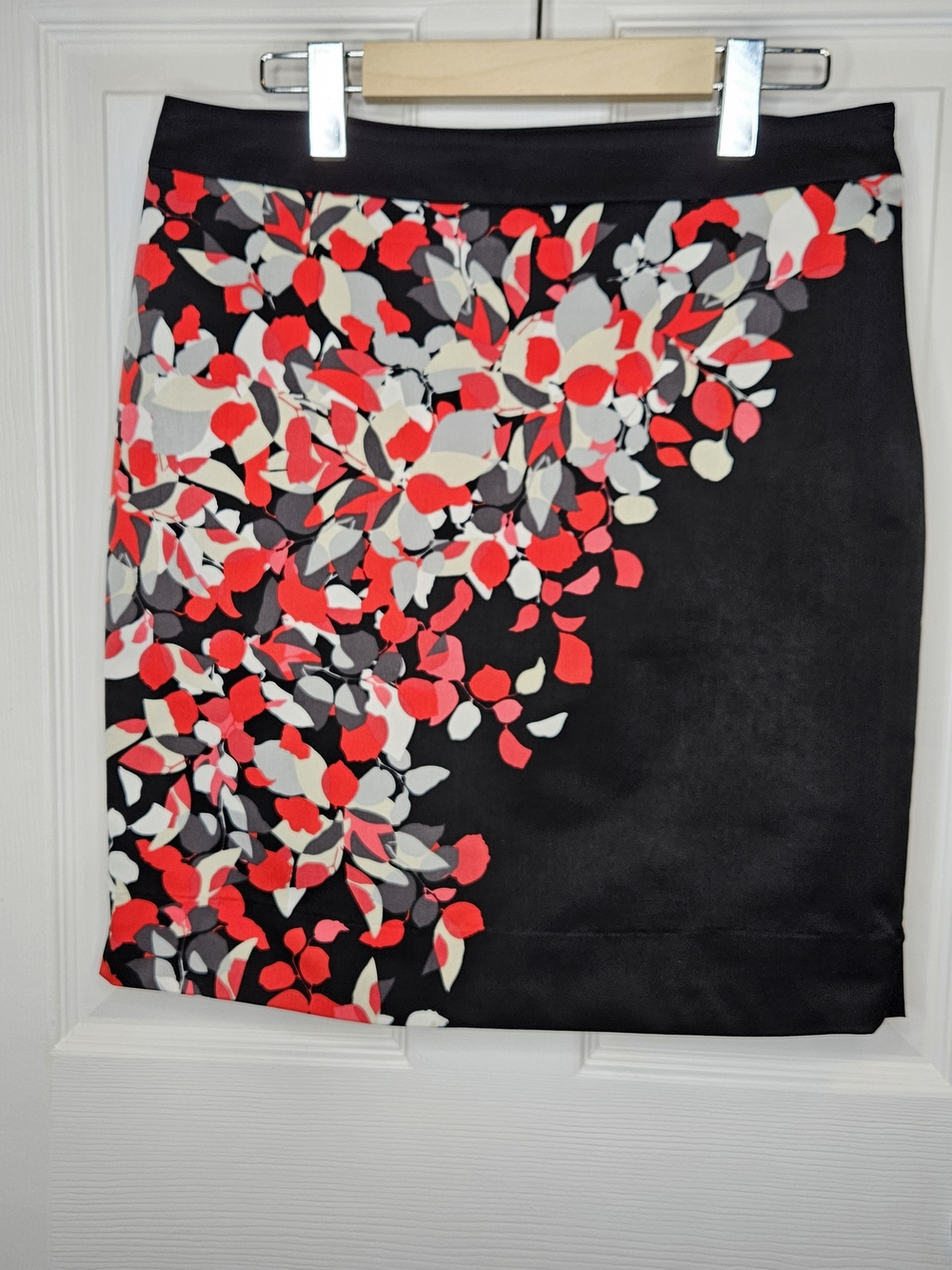 NWOT Nue Options Black Pencil Skirt Red Gray Cream Leaf Motif Size 8P